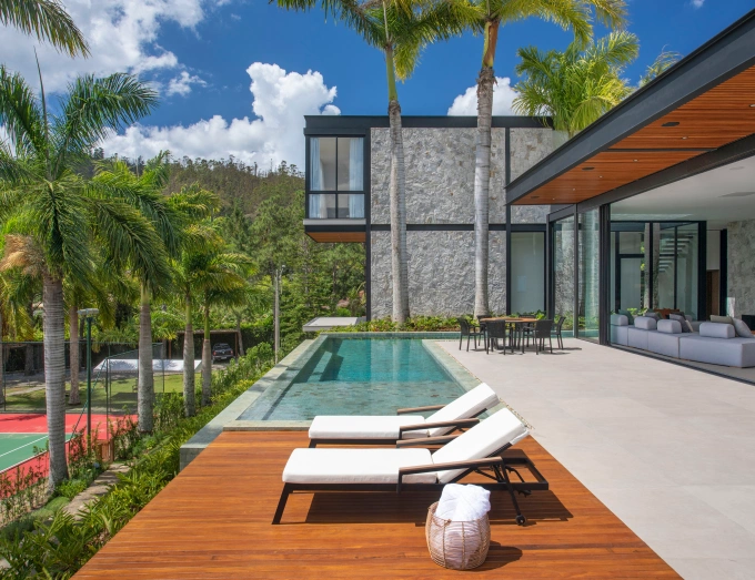 casa-de-campo-825m-implantada-em-topo-montanha-beta-arquitetura-fotos-denilson-machado-01